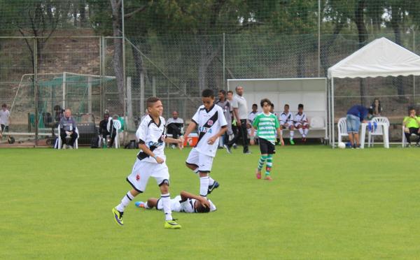 Pedrinho comemora seu primeiro gol na partida; Ajul auxilia companheiro de equipe a se levantar.