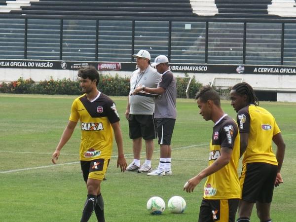 Com um campinho na mo, Marcelo ouve Joel durante treino do Vasco em So Janurio