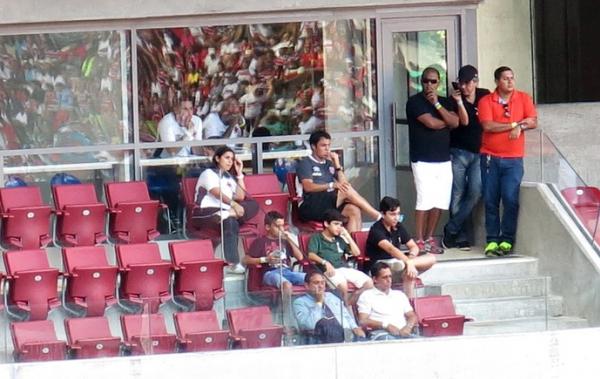 De bermuda e pernas cruzadas, Kleber observa o jogo na Arena Pernambuco