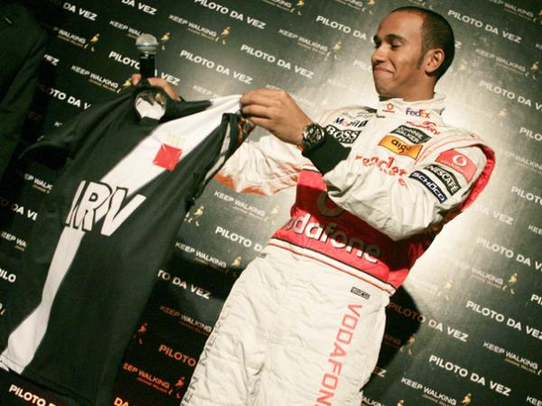 Lewis Hamilton com a camisa do Vasco em 2008