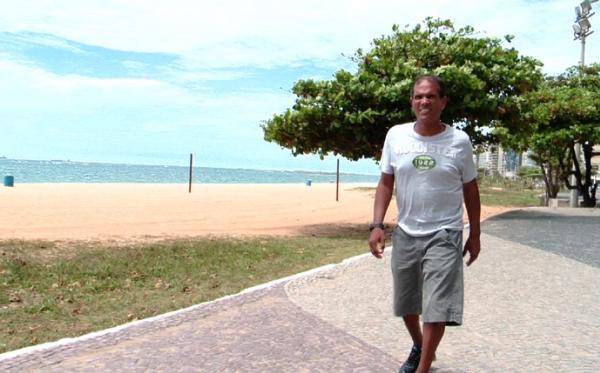 Geovani Silva caminha pela orla da Praia da Costa, em Vila Velha