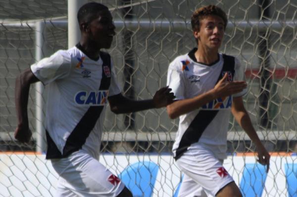 Caio Lopes comemorando primeiro gol vascano ao lado de Lucas Henrique