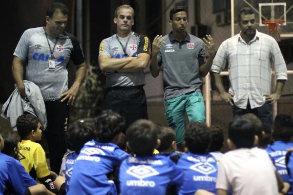 Meninos do futsal vascano escutam atentamente palestra de Caio Monteiro