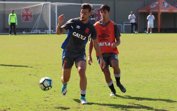 Bruno Cosendey supera a marcação de Rodrigo Fernandes