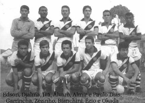 Time do Vasco posa, com Garrincha, para a foto histórica