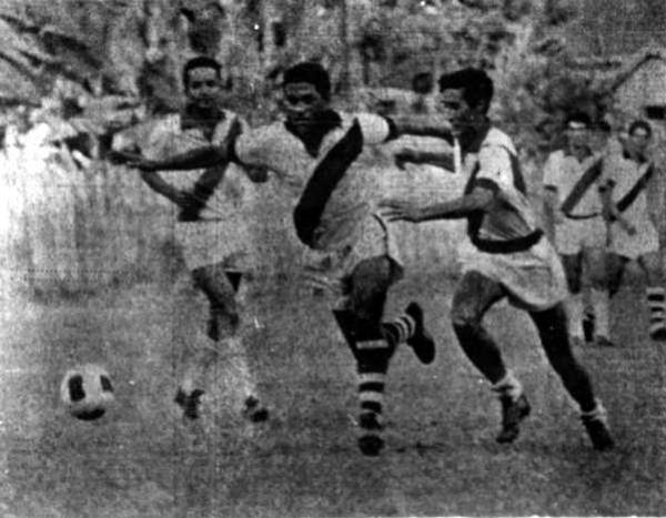 Garrincha (no centro) em lance do amistoso