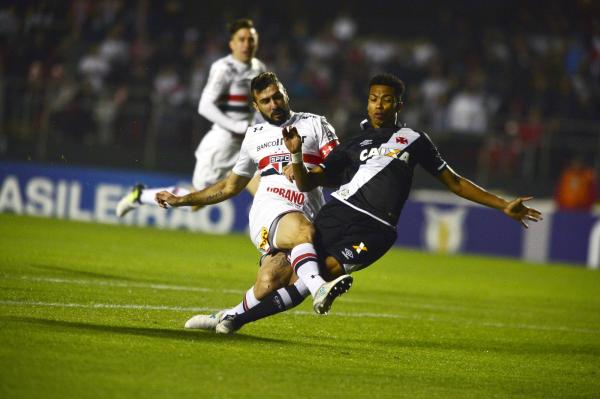 Marcado por Madson, Pratto finaliza para fazer o gol do São Paulo no primeiro minuto de jogo