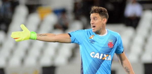 Martin Silva tem camisa do Vasco personalizada com as cores do Uruguai