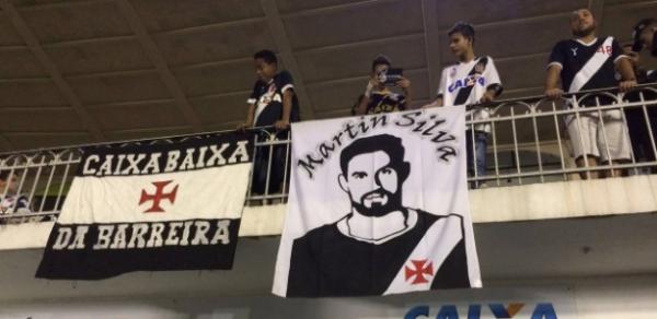 Torcida do Vasco fez bandeira para goleiro Martín Silva