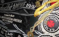 As faixas e medalhas que Fabrcio guarda na casa dos pais, em Campos. Lembranas de um perodo de glria no futebol