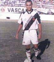 Fabrcio Eduardo com a camisa do Vasco, no gramado do estdio de So Janurio