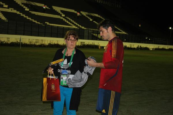 A chefe da delega��o espanhola Silvia Dorschnerova guarda o presente entregue ao goleiro Icker Casillas.