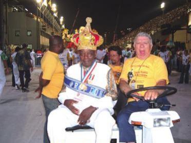 2005: Conduzido pelo motorista Penedo, Pai Santana representa o Rei Congo