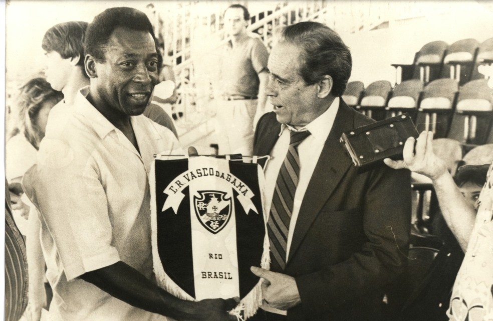 Foto de Pelé com Calçada, ex-presidente do Vasco, será exposta em homenagem nesta sexta