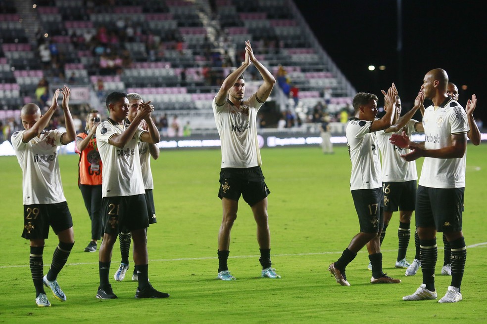 Jogadores do Vasco cumprimentam torcida após vitória sobre o Inter Miami