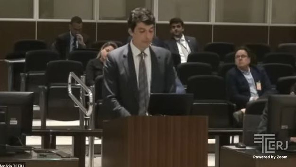 Procurador-geral do Estado, Thiago Araújo, defende processo de licitação. Ao fundo, vice-presidente jurídico do Flamengo, Rodrigo Dunshee de Abranches
