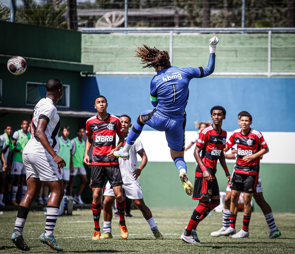 Gol de Phillipe Gabriel, goleiro do Vasco, contra o Flamengo no sub-17 — Foto: Matheus Lima / CRVG