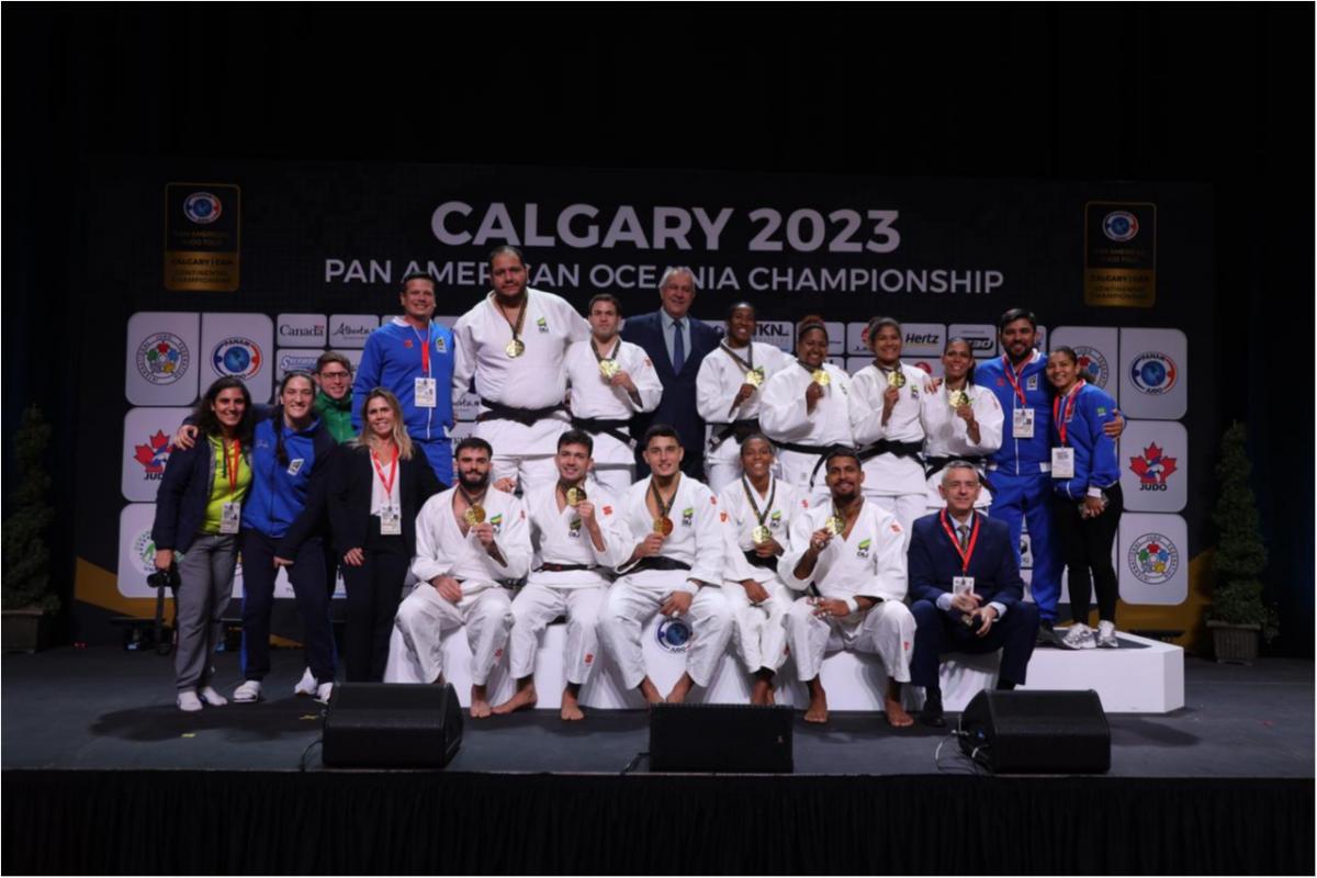 Equipe brasileira no pódio do Pan de Calgary. Foto: Vanessa Zambotti/CPJ