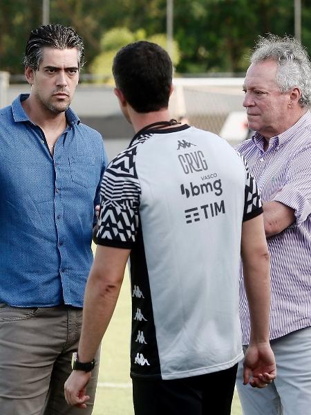 Paulo Bracks, diretor esportivo do Vasco, conversa com o técnico Barbieri e diretor técnico Abel Braga Imagem: Daniel Ramalho / Vasco