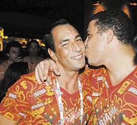 2011: Edmundo ganha um beijo de Ronaldo Fenômeno em camarote do Sambódromo